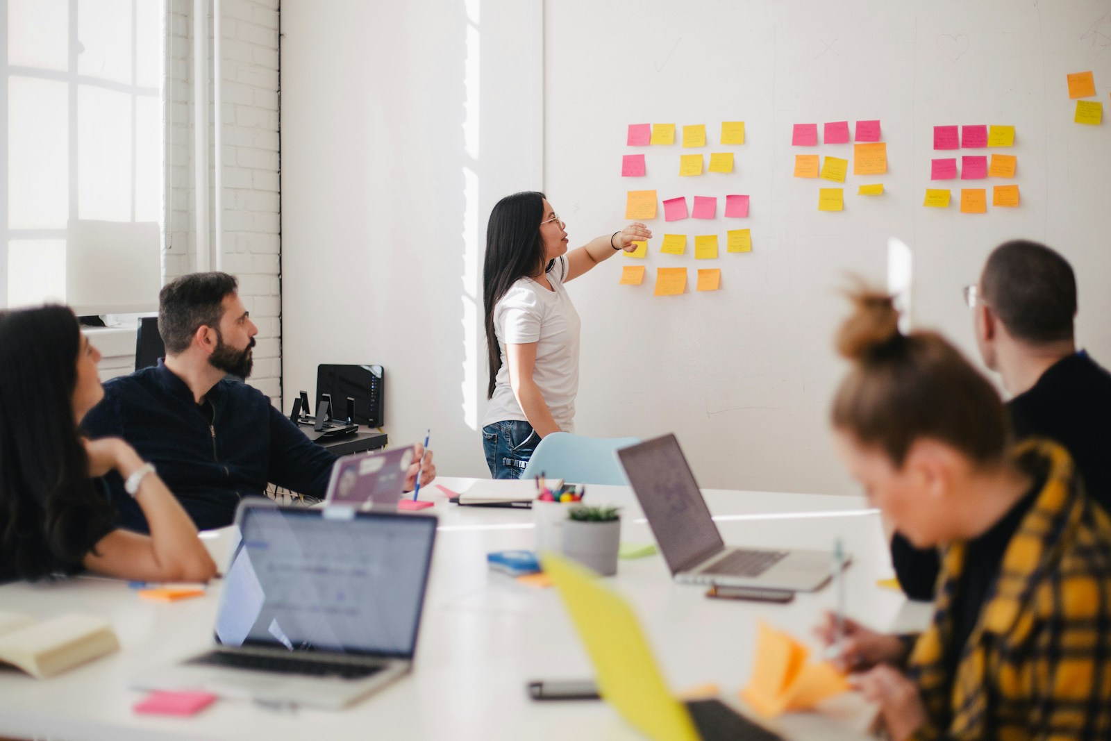 Equipe trabalhando em solução digital personalizada